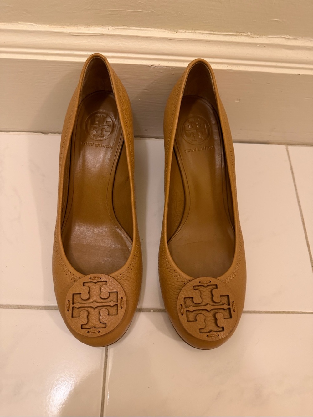 Tory Burch Women’s Tan Leather Logo wedges